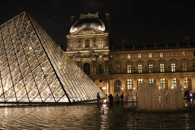 La Louvre at night 